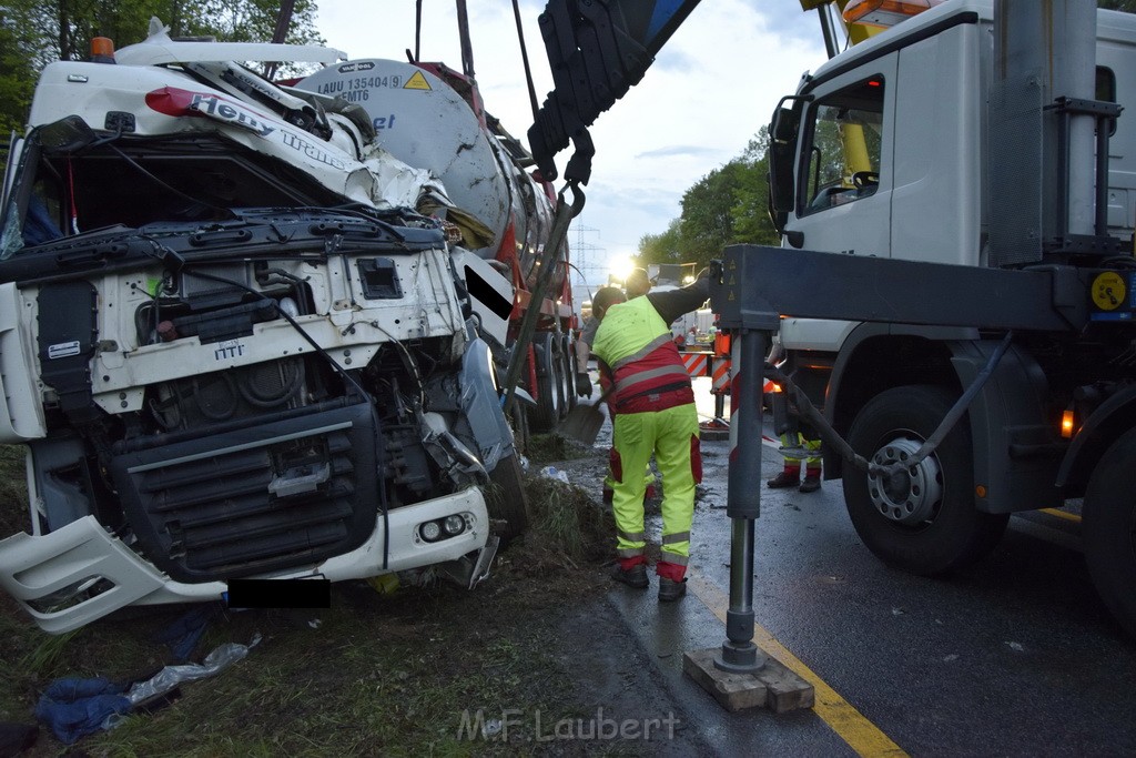 VU Gefahrgut LKW umgestuerzt A 4 Rich Koeln Hoehe AS Gummersbach P527.JPG - Miklos Laubert